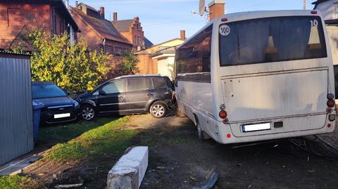 Kierowca autobusu szkolnego wjechał w budynek mieszkalny w miejscowości Góra