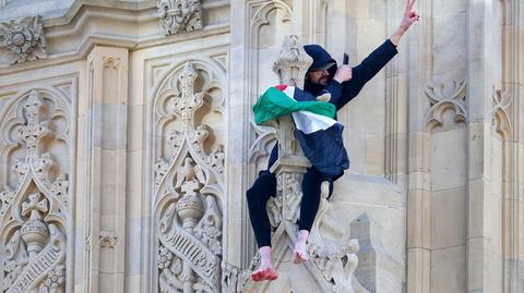 Demonstrant z palestyńską flagą wspiął się na wieżę Big Ben 