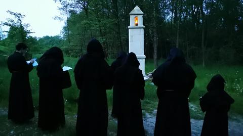 Chodzą w czarnych habitach z otworami na oczy i powtarzają "pamiętaj człowiecze o śmierci"