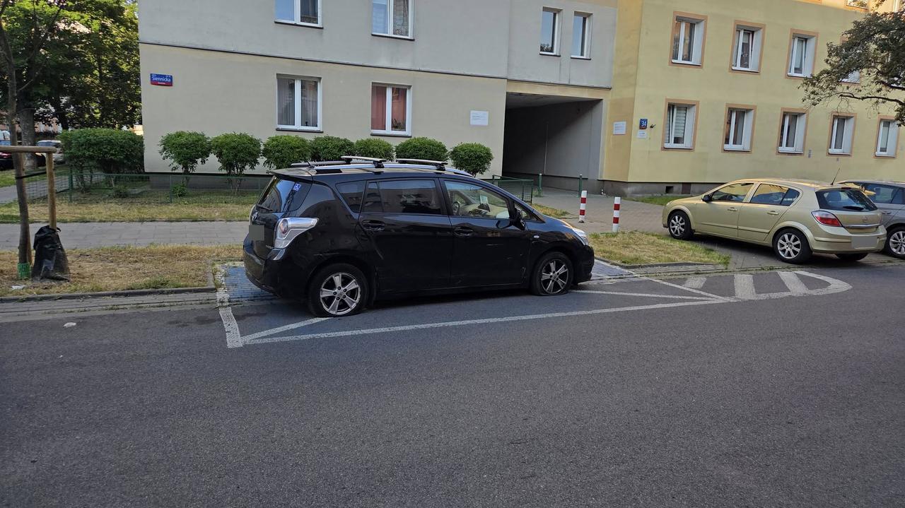 Reagowali na nieprawidłowe parkowanie. Auto rodziców chorej pięciolatki zniszczone