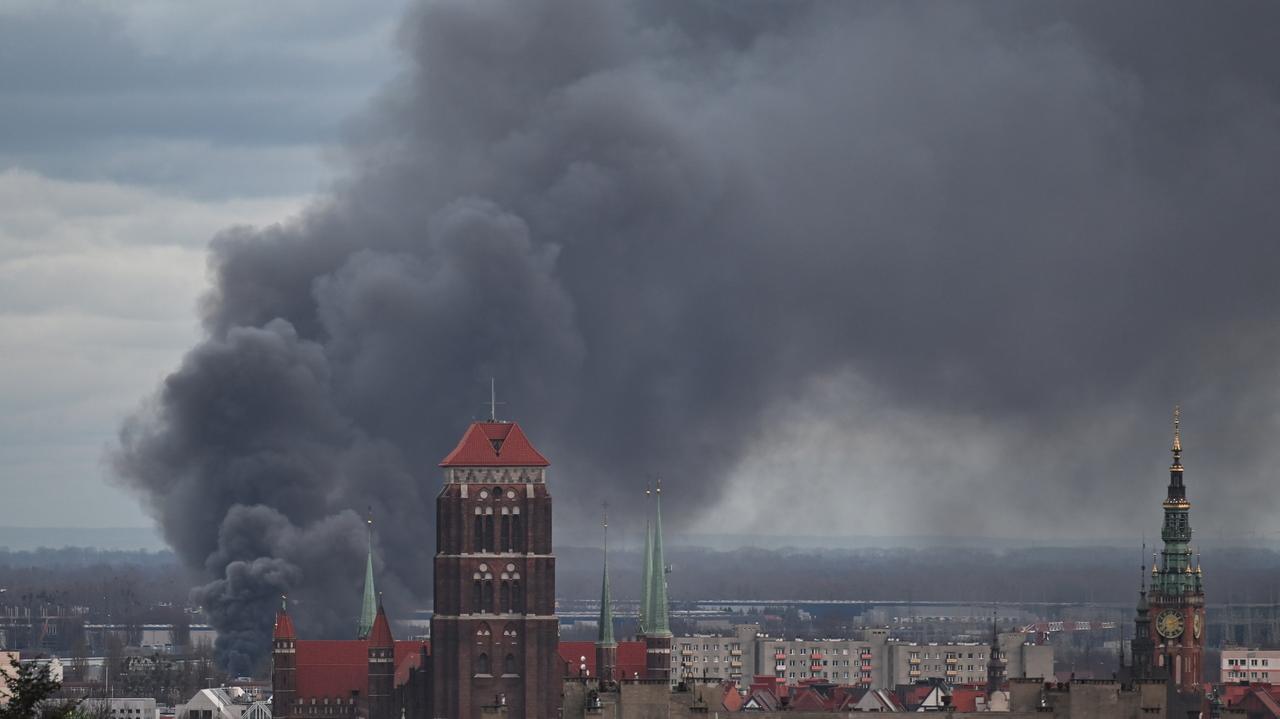 Pożar namiotu z meleksami. Czarny dym nad miastem