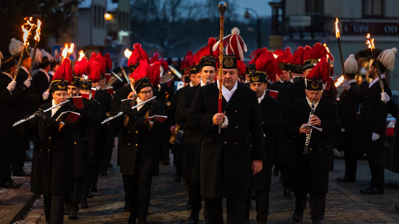 Górnicy z mniejszą barbórką i niepewną "czternastką". JSW tłumaczy cięcia