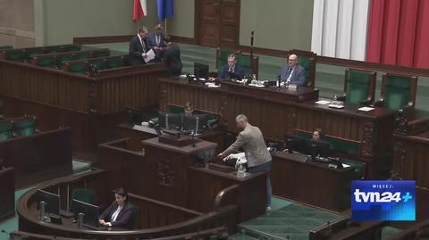 Łukasz Krasoń i niemal pusta sala w Sejmie