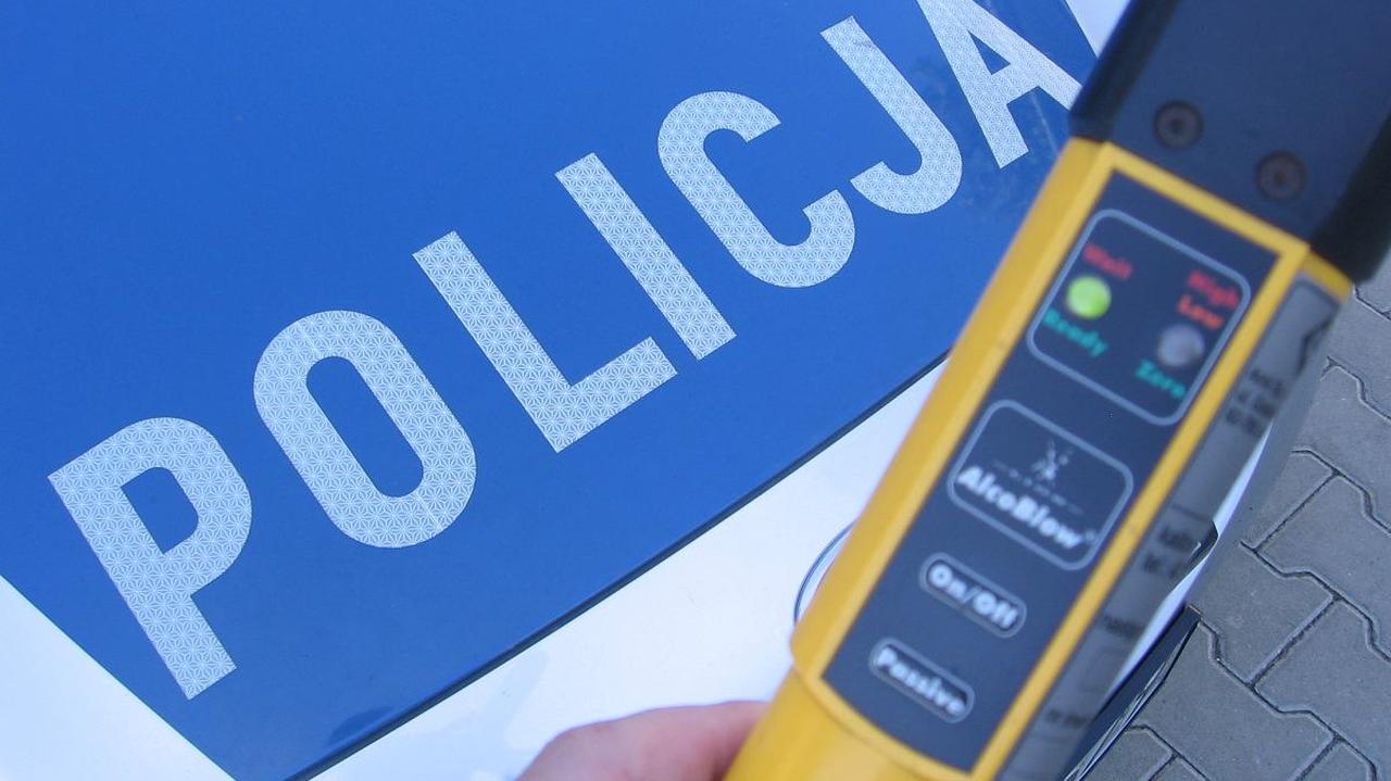 Był pijany. Uderzył w auto, którym jechał policjant