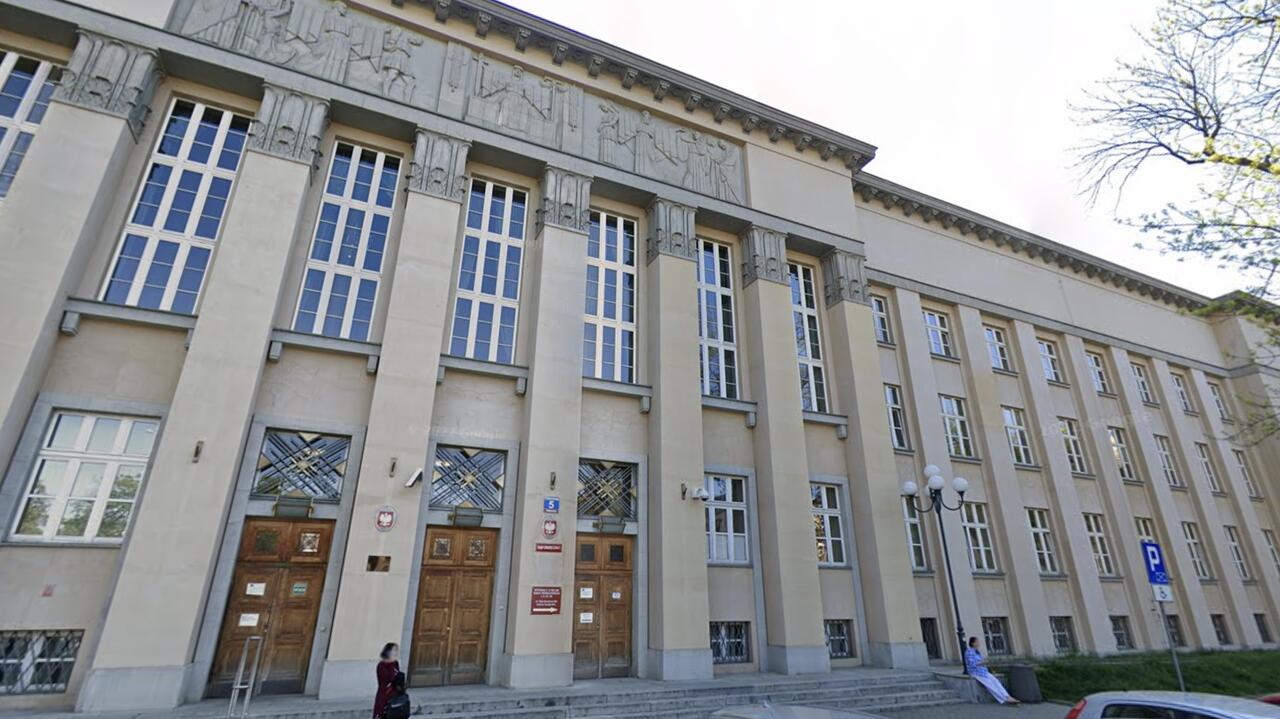 Wulgarne napisy o premierze i ministrze na sądowej ścianie. 62-latek zatrzymany