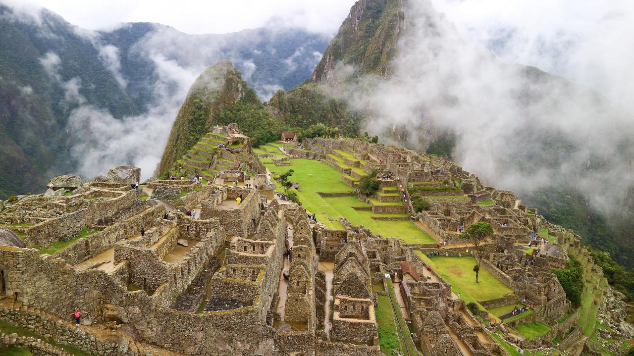 Protest i starcia z policją. Polscy turyści wśród ewakuowanych