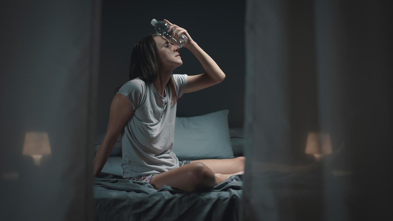 Jak przeżyć noc tropikalną i dobrze spać w upale? 6 porad