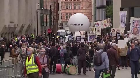 Londyński protest osób wspierających Juliana Assange'a (nagranie z września 2020 roku)