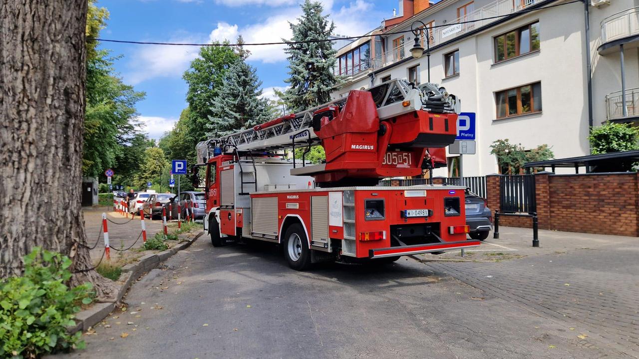Źle zaparkowane auto na Saskiej Kępie zablokowało wóz strażacki jadący do akcji