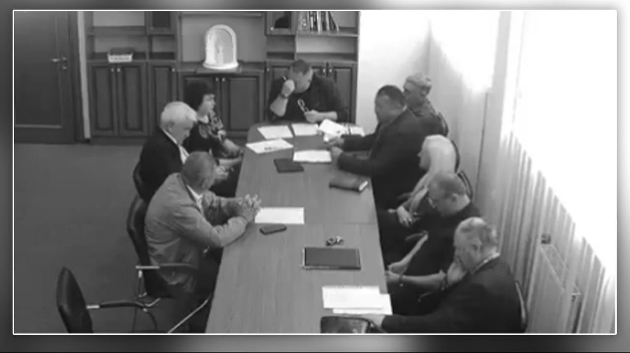 "Trzeba się zbierać, dokumenty do kominka". Radni nie wyłączyli mikrofonu?