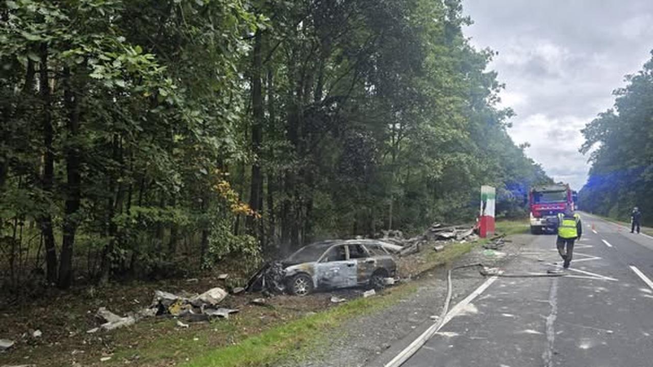 Tragedia na przystanku. Auto w płomieniach