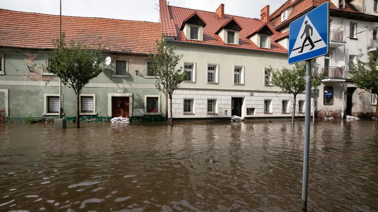 Trzy metry wody w szkole, nie ma boiska, zerwany most. Wleń zniszczony po powodzi