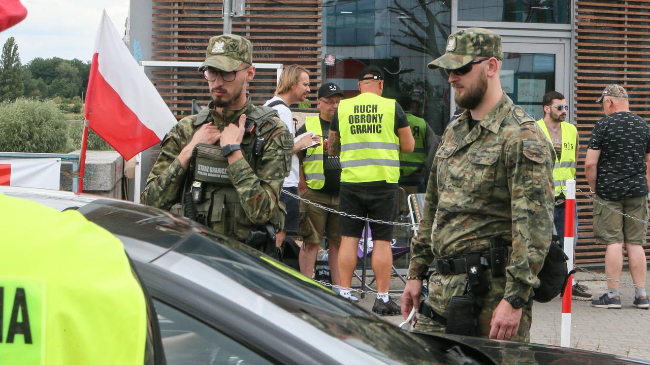 Członkowie Ruchu Obrony Granic nie mają uprawnień, chcą dalej 