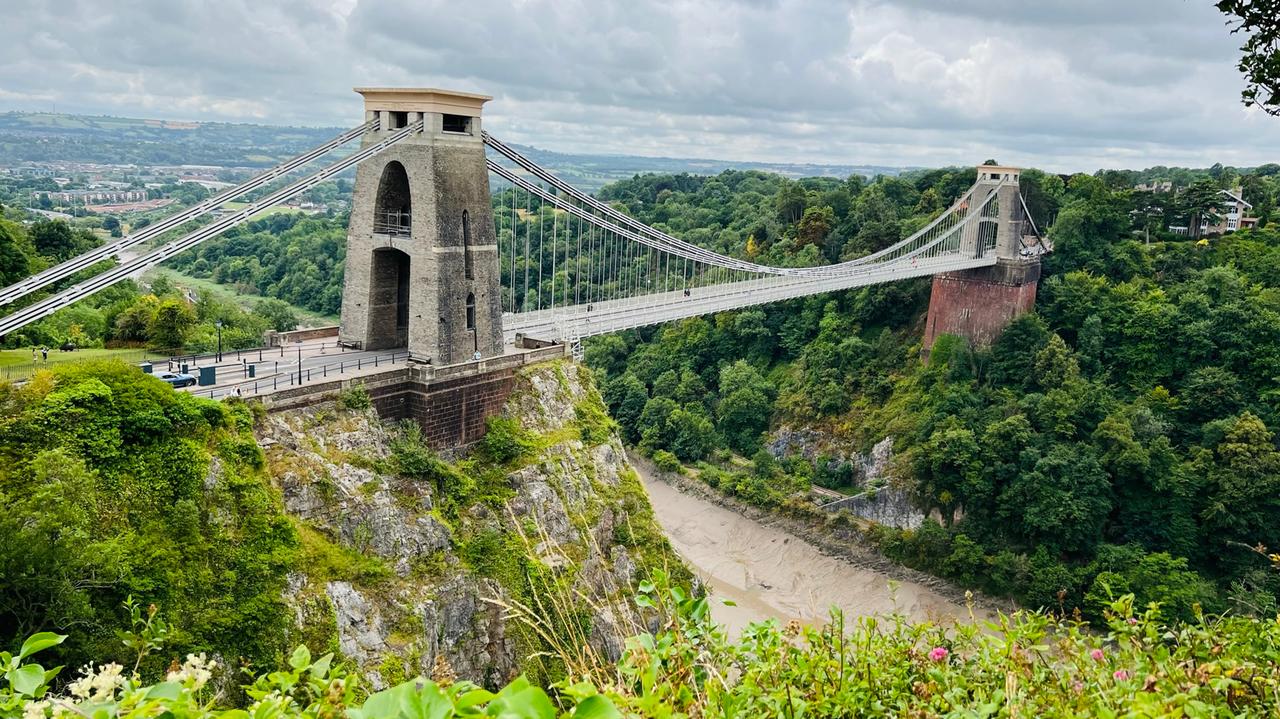 Inglaterra.  Dos maletas con restos humanos en un puente de Bristol