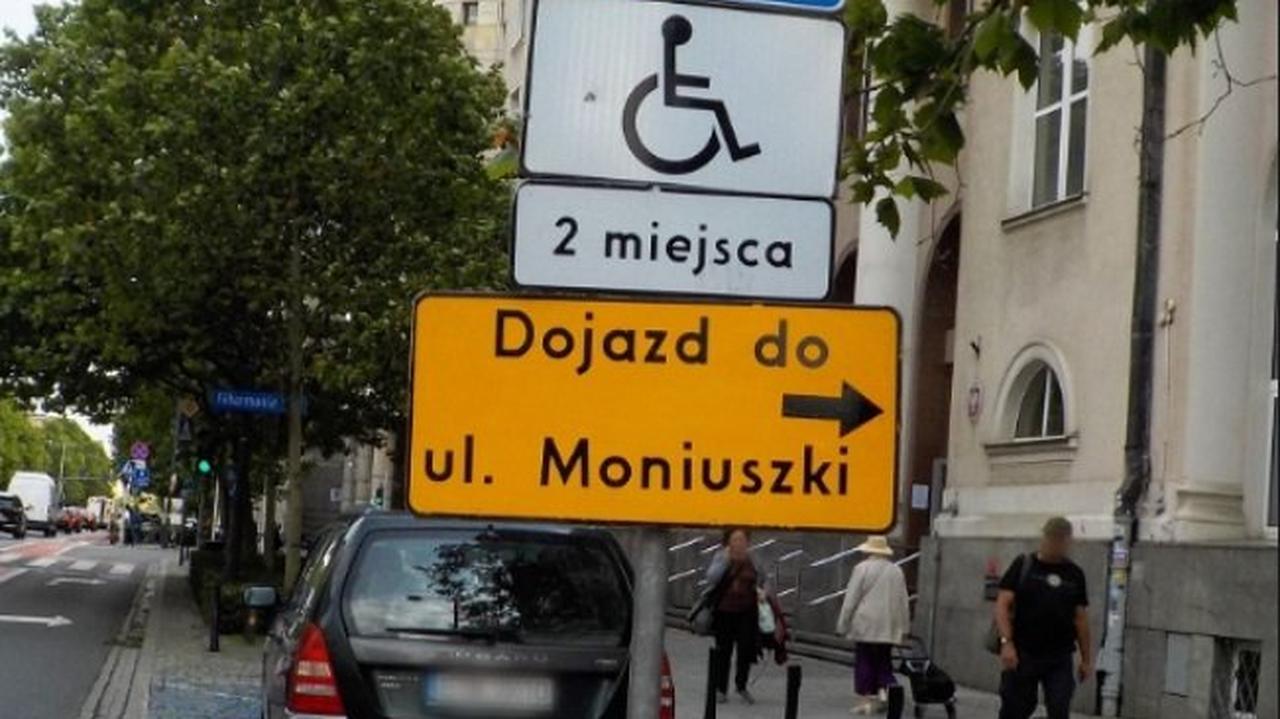 Auto zaparkowane na "kopercie". Za szybą "podejrzanie" wyglądająca niebieska karta