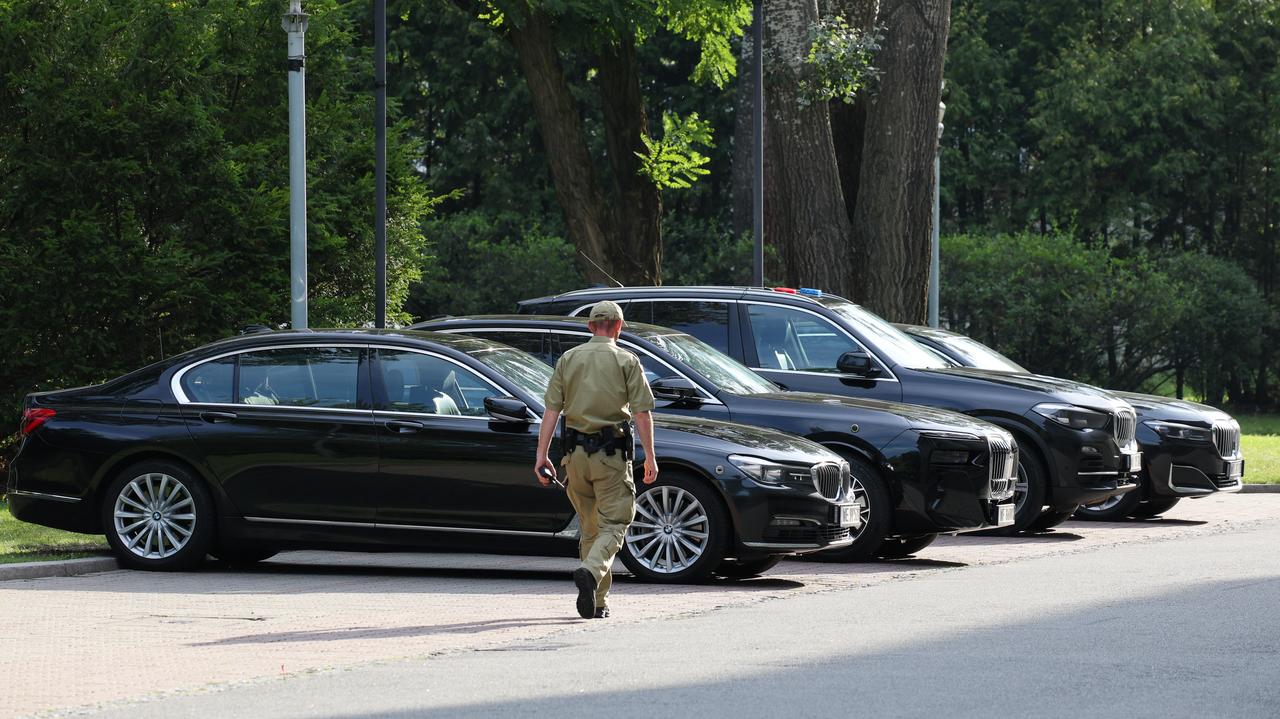 Ostatnie rozmowy przed rekonstrukcją, Nawrocki układa kancelarię, katastrofa samolotu