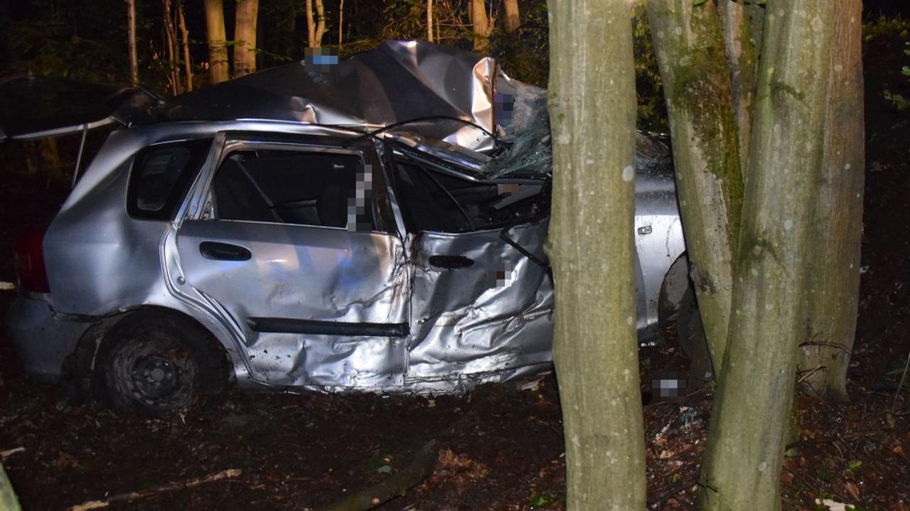 Roztrzaskał samochód na drzewie i uciekł, zostawił 27-latkę. Nie przeżyła