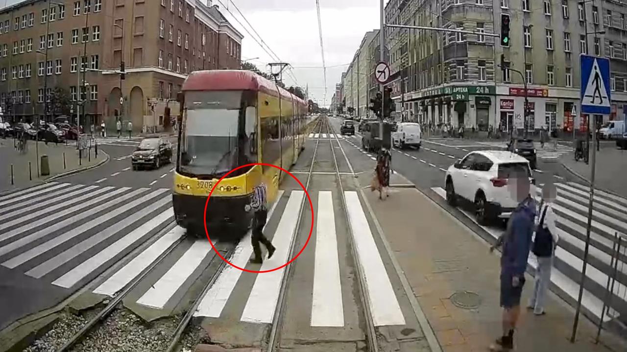 Wpatrzony w telefon idzie prosto pod nadjeżdżający tramwaj