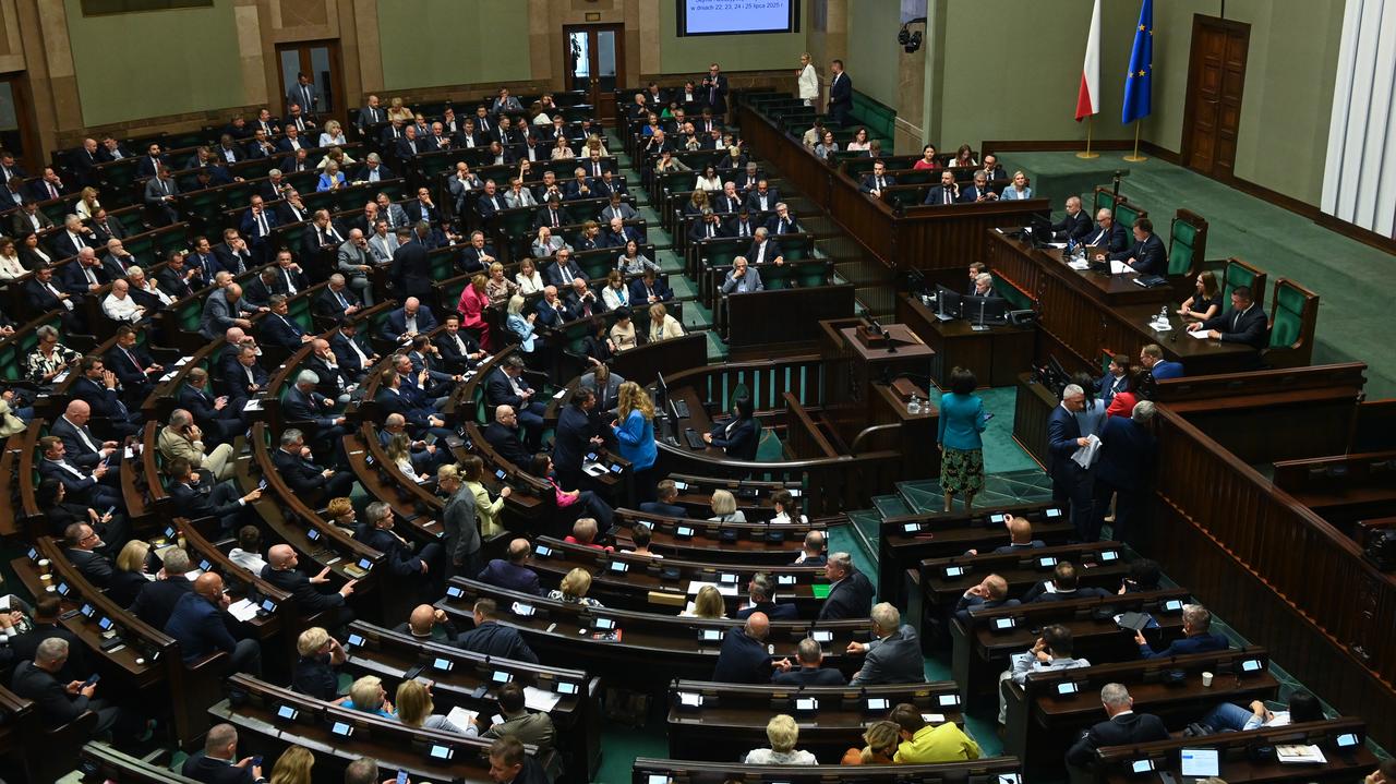 Sondaż: wzrost poparcia dla KO, sytuacja PiS "stabilna"