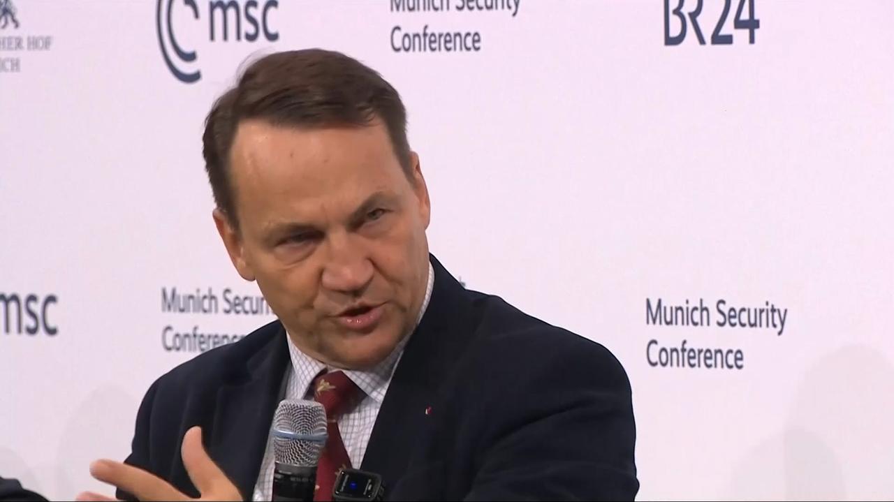 Sikorski o telefonie, który był błędem i zaproszeniu do Paryża