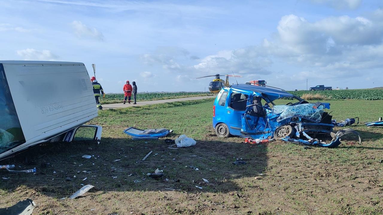 Czołowe zderzenie dwóch samochodów. Nie żyje 85-latek