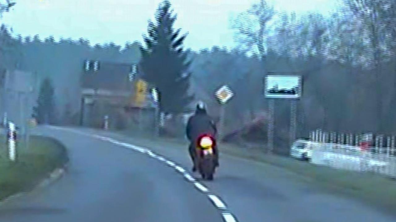 "Wyminął policjanta i zaczął uciekać". Nagranie