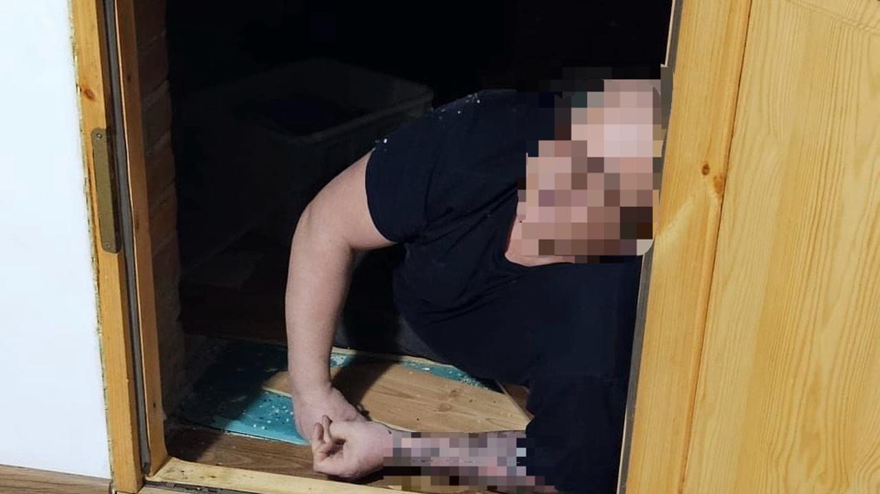 Przez policjantami ukrył się w schowku. Miał powód