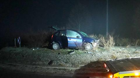 Na rondzie pojechał prosto i zatrzymał się na środku wysepki