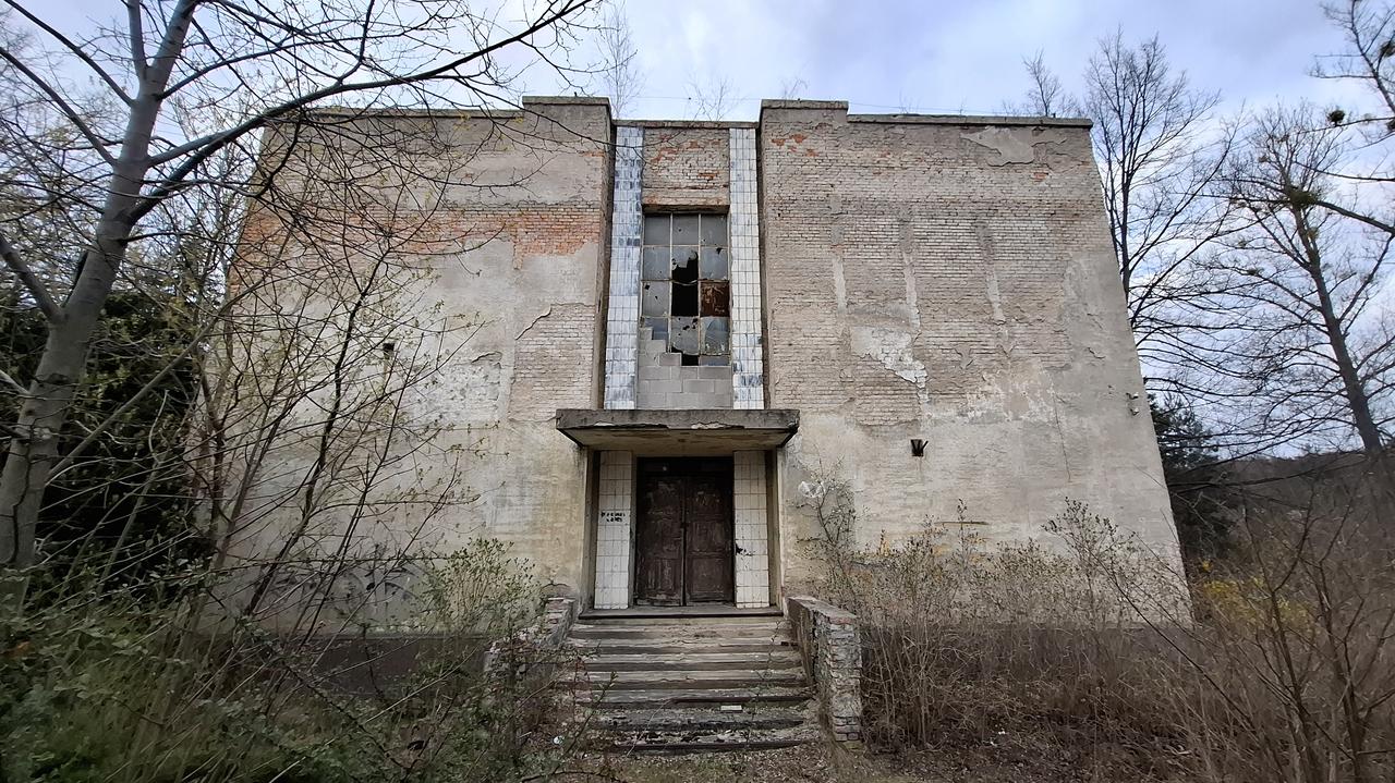 Szkoła przy fabryce amunicji może zostać zrównana z ziemią. Konserwatora "boli serce"