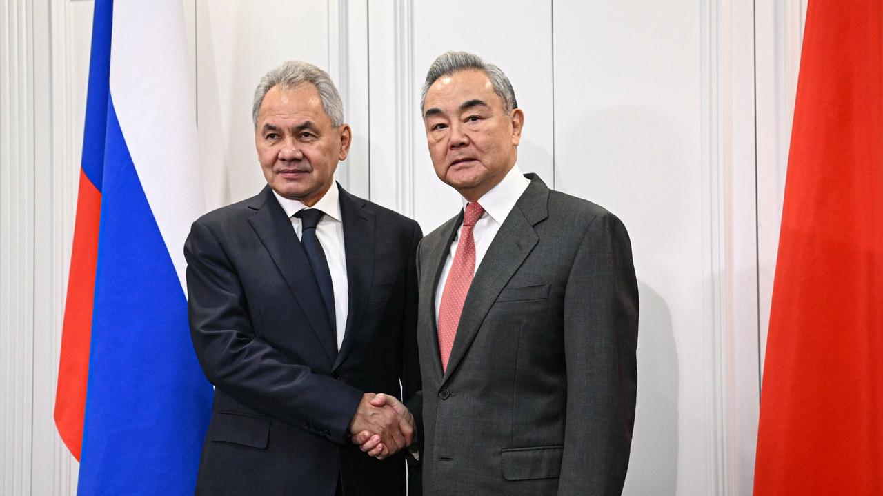 Rosja konsultuje się z Chinami. Na kilka godzin przed przylotem delegacji z USA