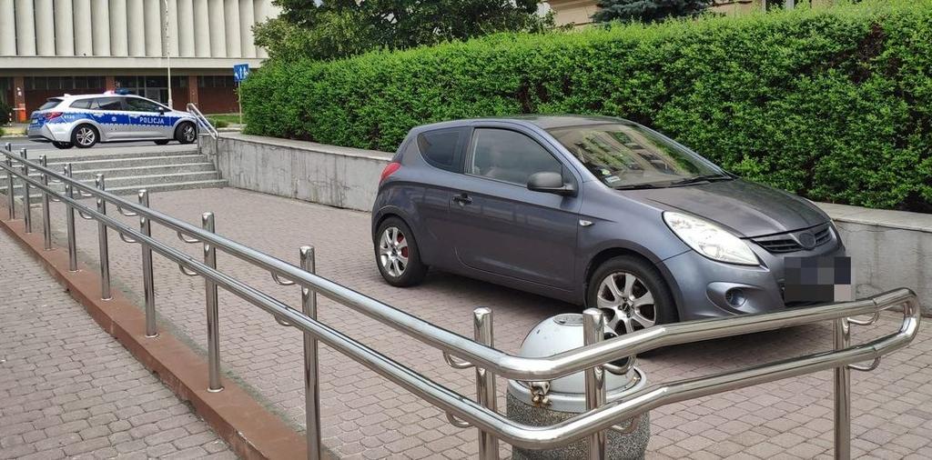 Zjechał na parking schodami