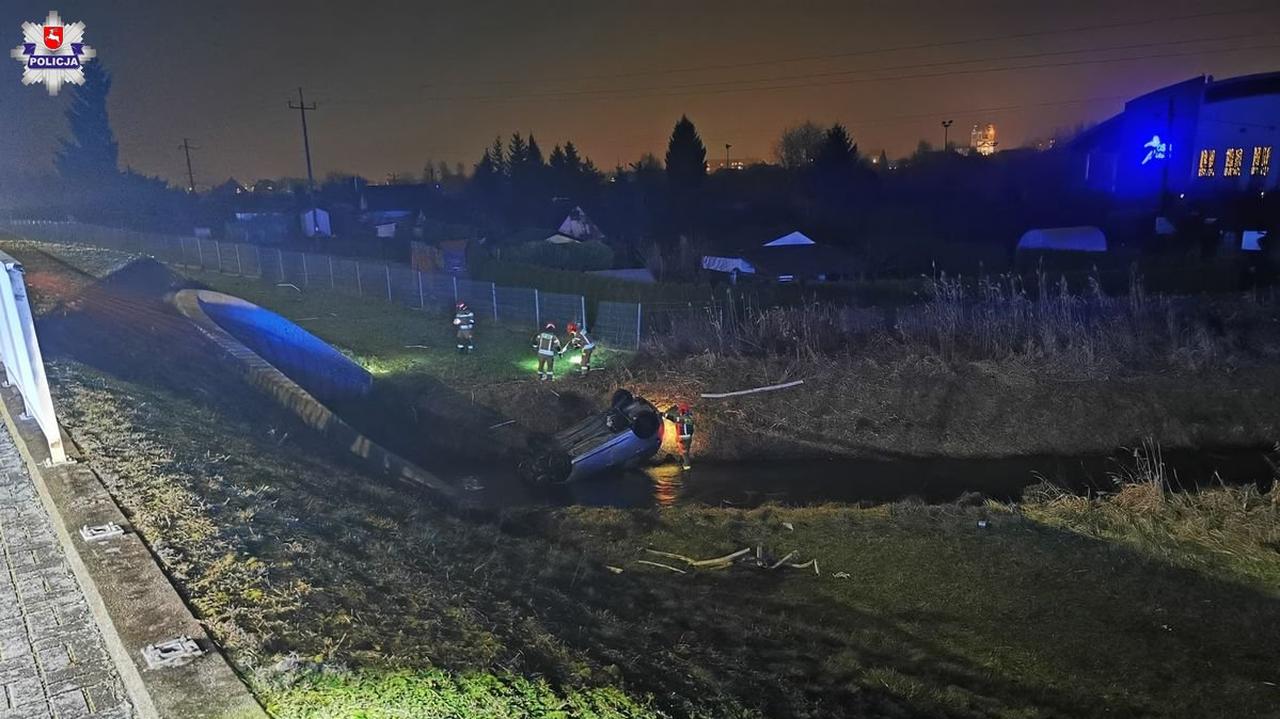 Auto dachowało w rzece. Kierowca uciekł