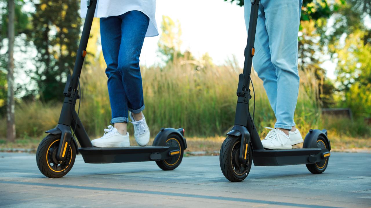 Burmistrz Woli chce zakazu jazdy hulajnogami w parku Sowińskiego