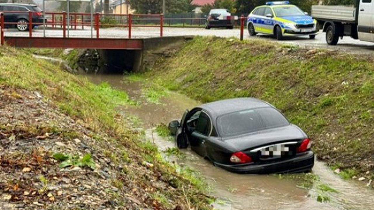 Wjechał do rowu, bo jak powiedział, jechał za szybko. Było coś jeszcze