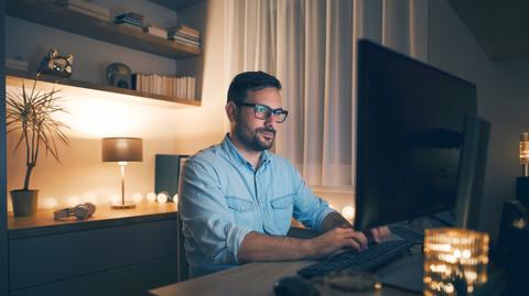 praca zdalna home office biuro s shutterstock_1566492097