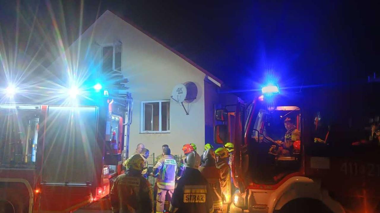 Siedział na krześle, był zdezorientowany. Wynieśli mężczyznę z płonącego domu