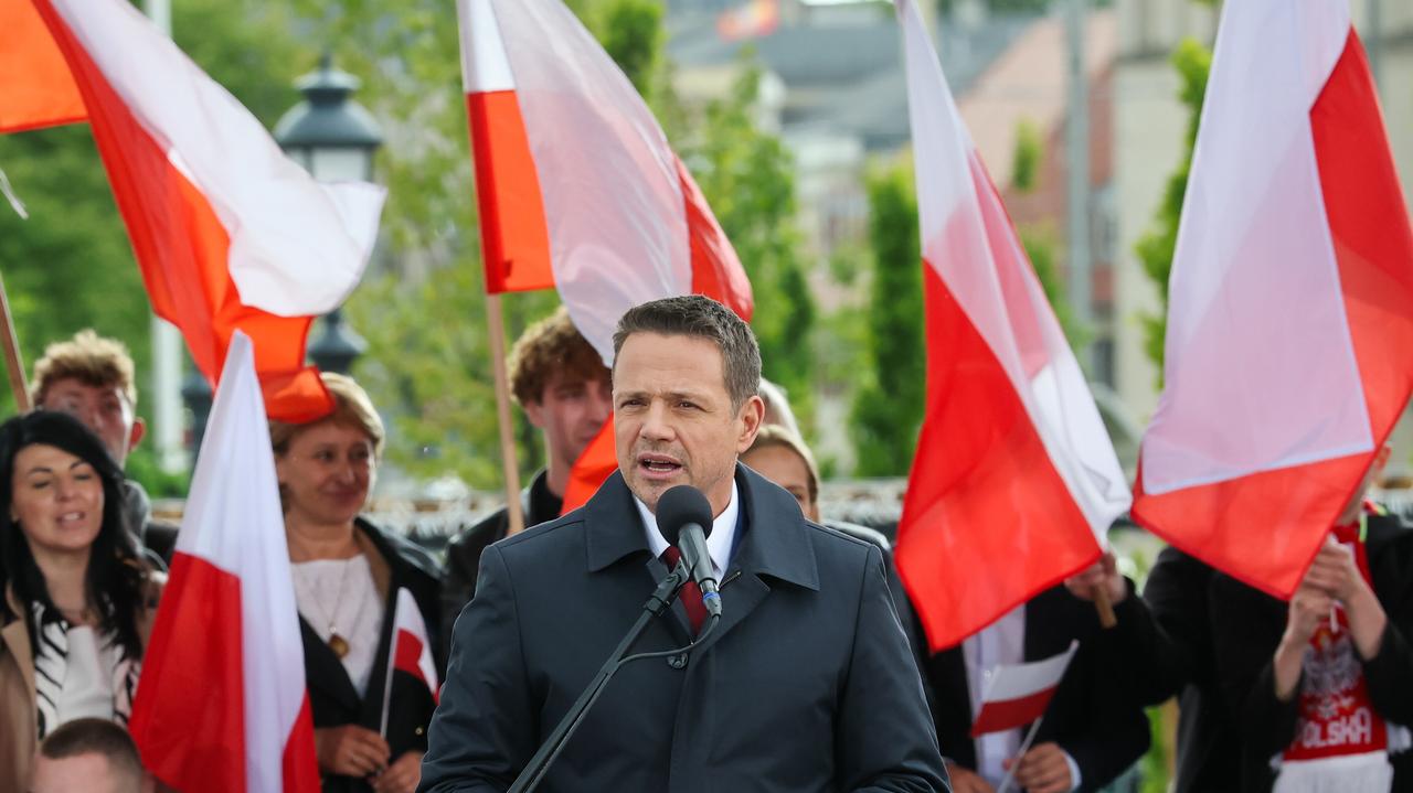 "Dokładnie po to mój konkurent idzie do Pałacu Prezydenckiego". Pytania i osobiste wyznanie na wiecu
