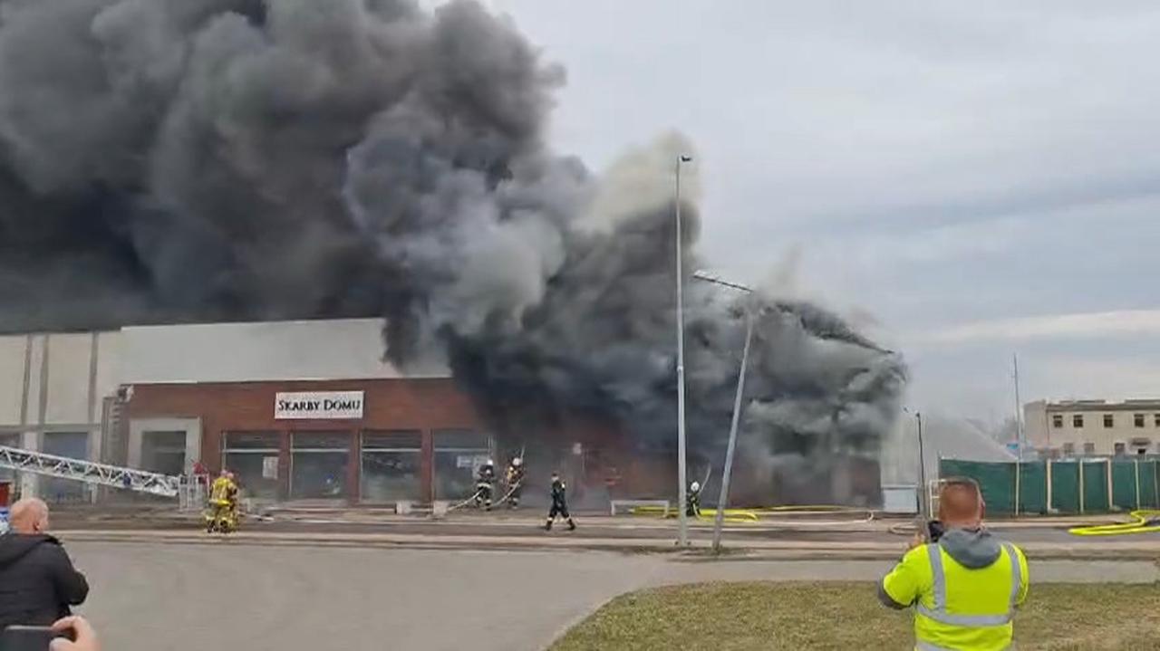 Płonie market w Czersku. Trwa ewakuacja
