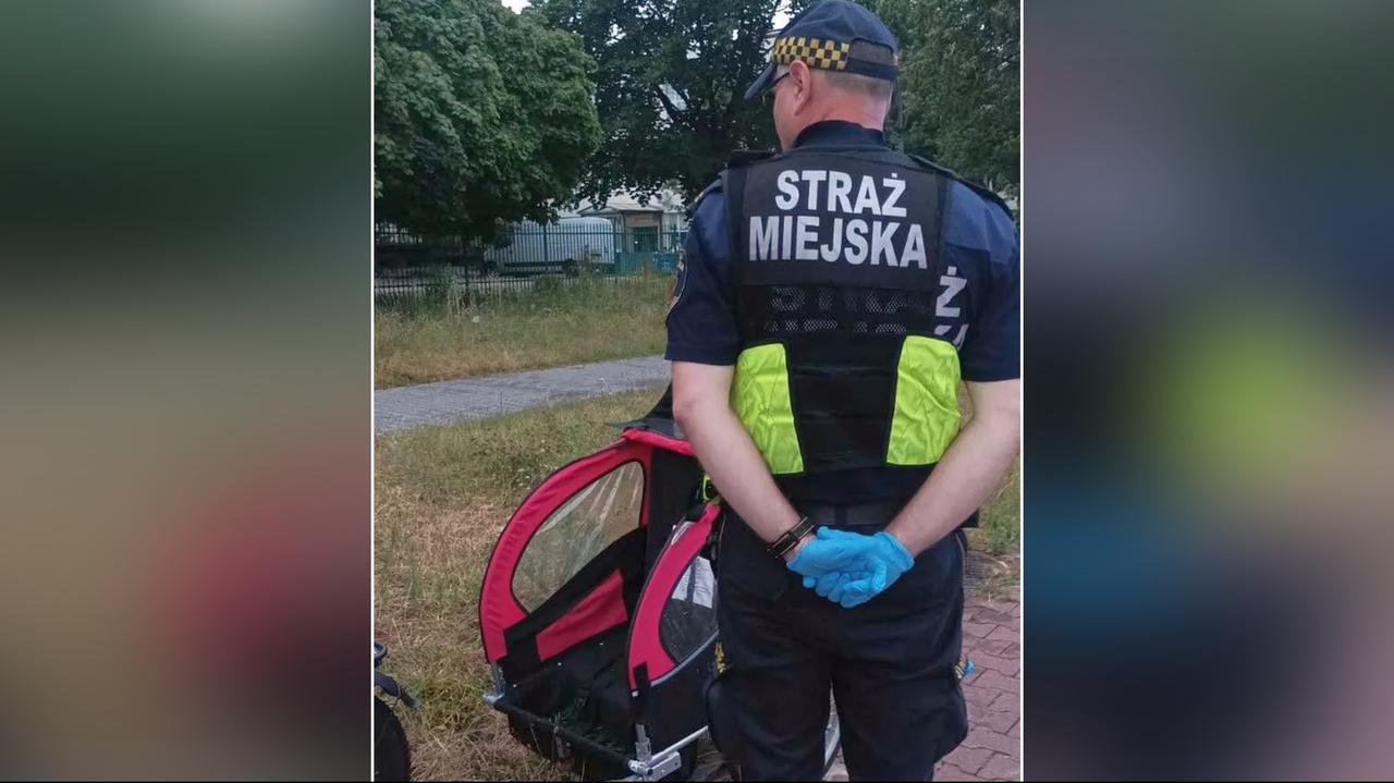 Dzieci w przyczepce rowerowej, ojciec leżał na ścieżce 