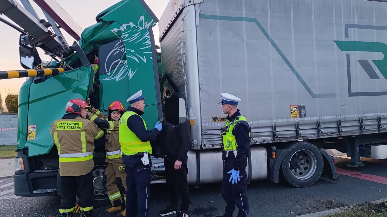 Wjechał ciężarówką w bramownicę przy centrum handlowym. Był pijany