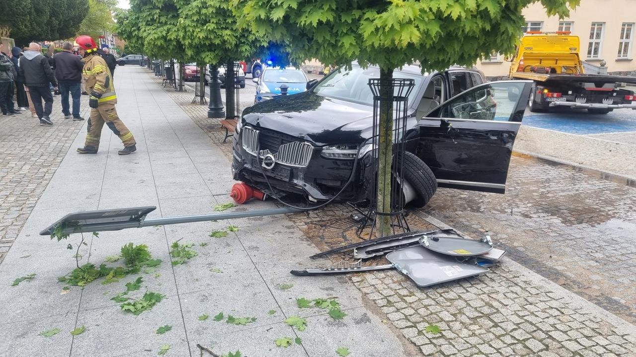 Nie zapanował nad autem, wjechał w budynek urzędu miasta