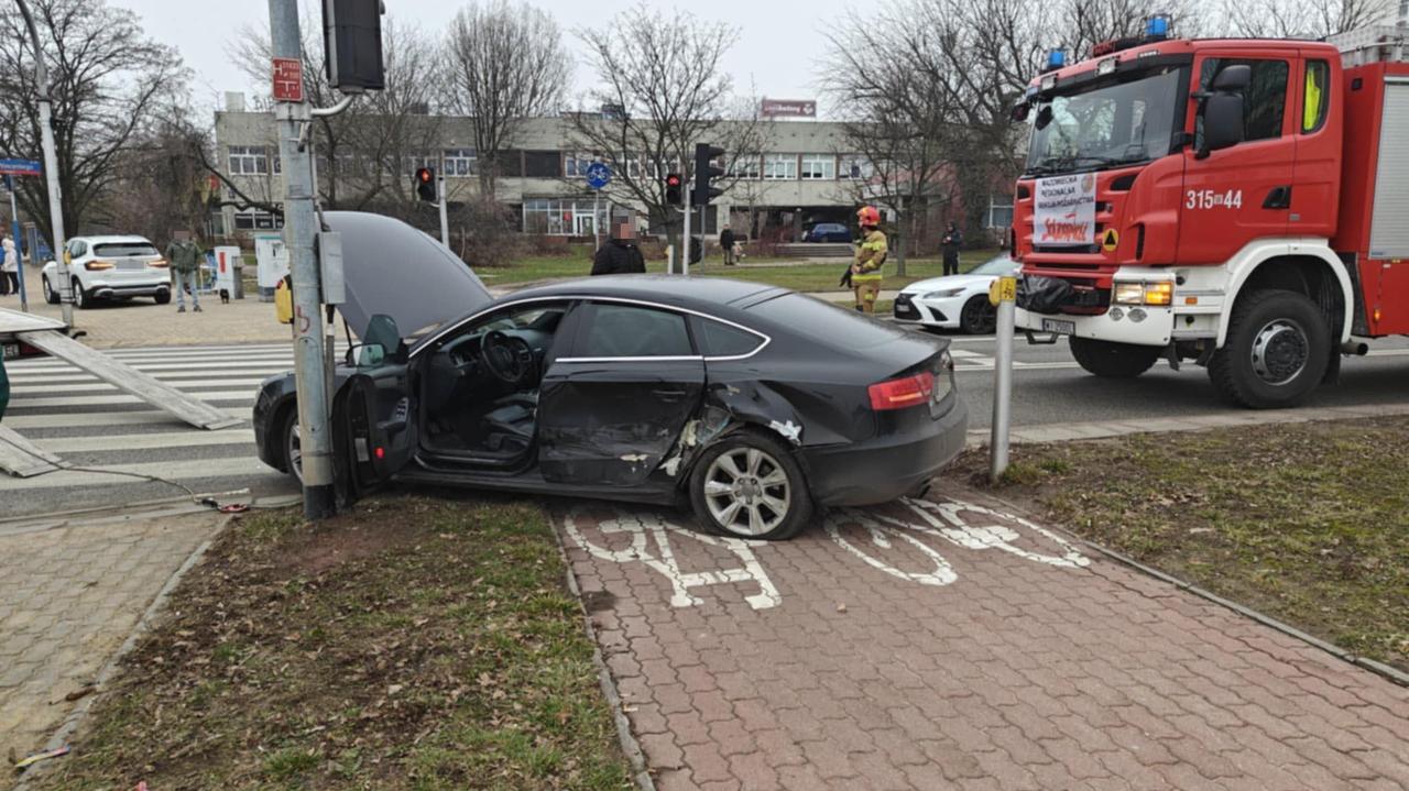 Kolizja trzech aut. Jedno z nich wpadło na drogę rowerową