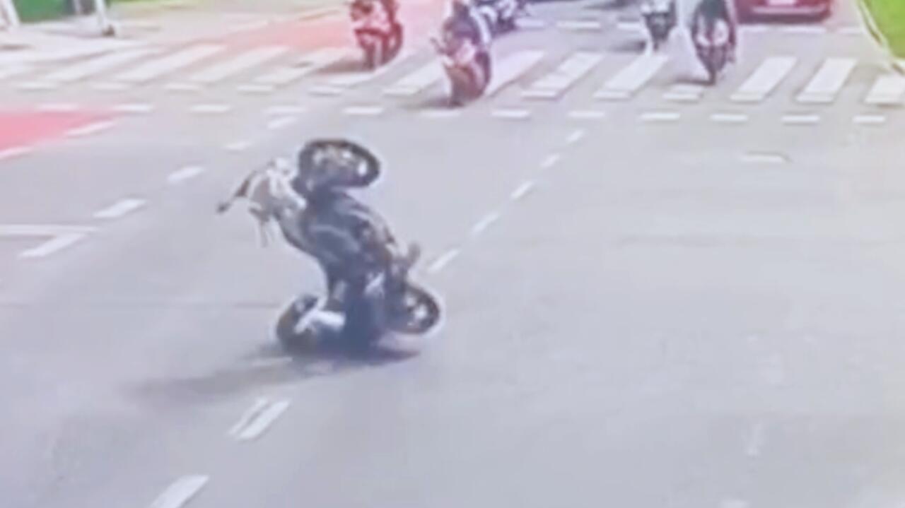 Stracił kontrolę nad motocyklem i... prawo jazdy. Nagranie monitoringu