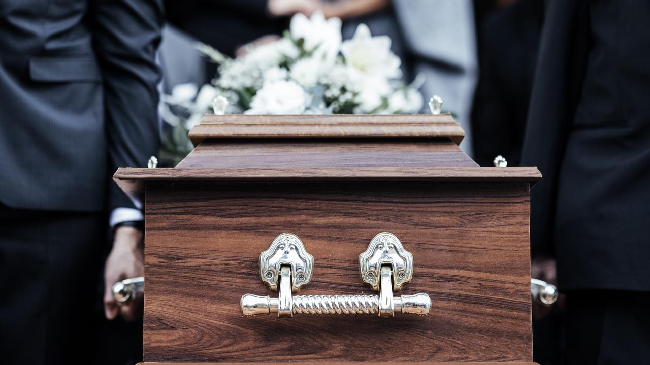 Policja weszła do kościoła i wyniosła trumnę z ciałem. Potrzebne było przeprowadzenie sekcji 