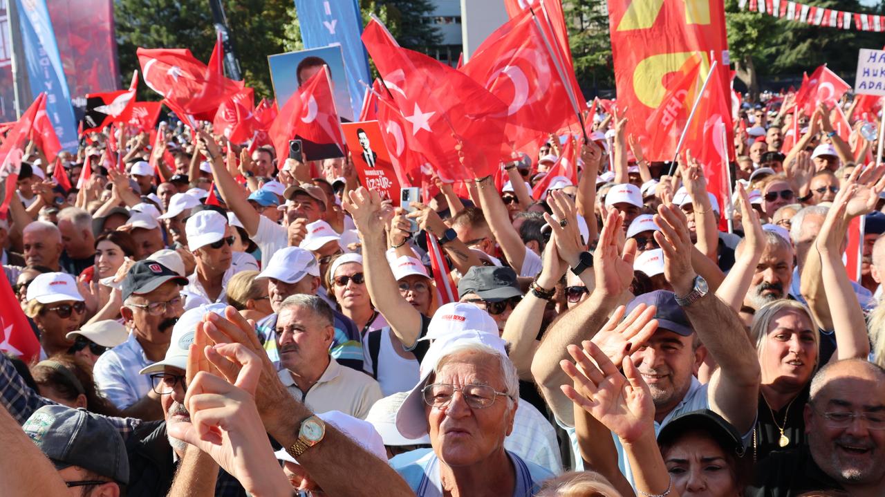 Dziesiątki tysięcy protestujących. Aresztowany burmistrz zapowiada "koniec ery"