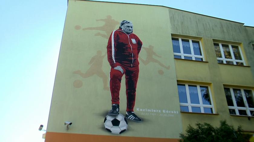 W Białymstoku odsłonięto mural Kazimierza Górskiego, legendarnego selekcjonera polskiej kadry