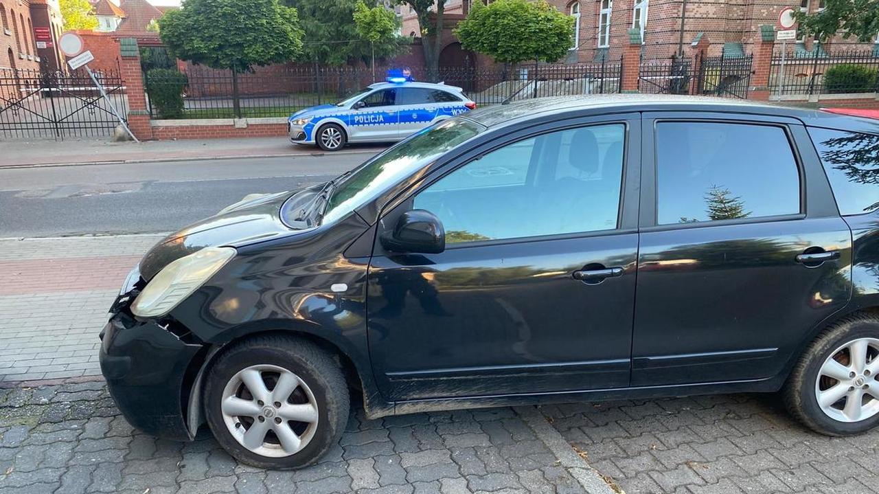 Wjechała w znak drogowy i ogrodzenie sądu, była pijana