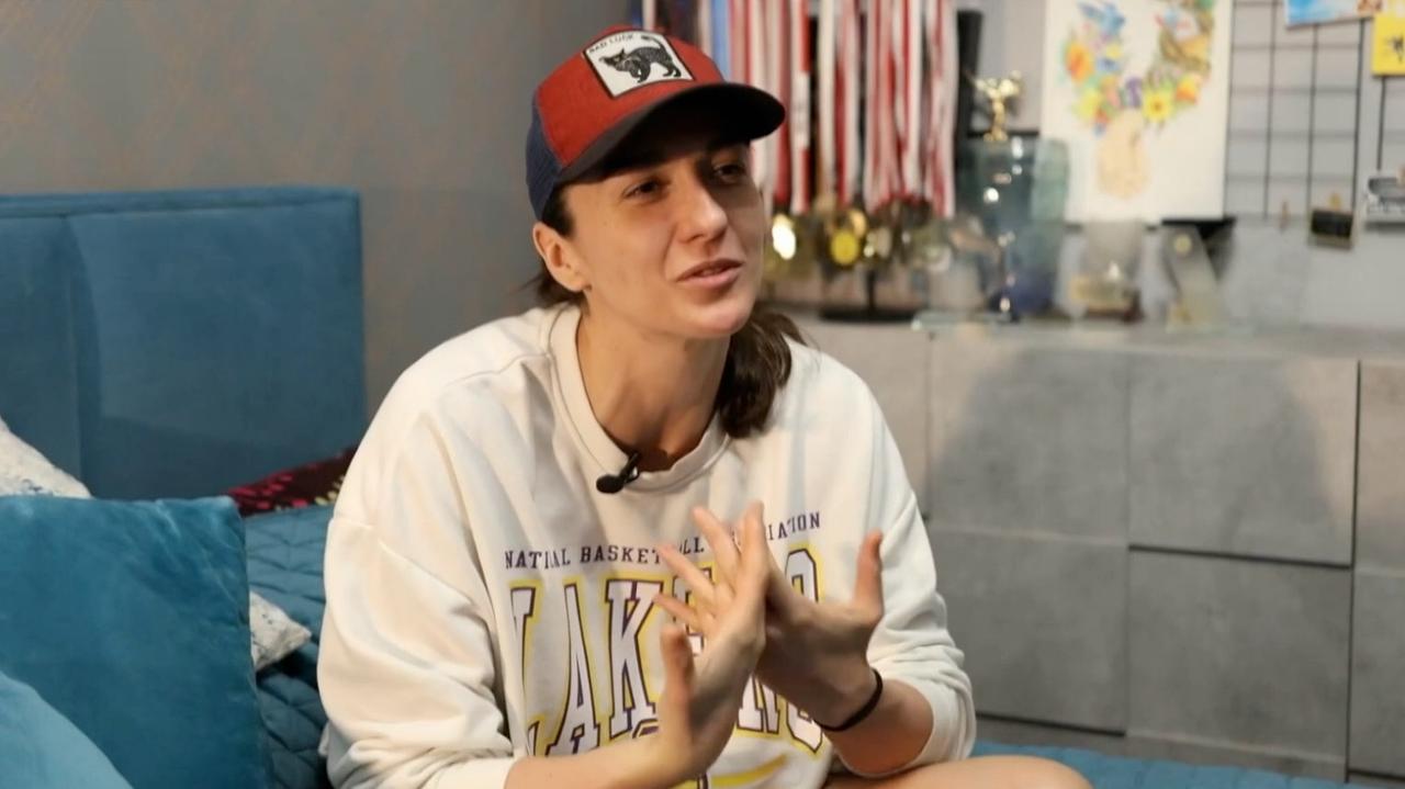 Karolina Szczepaniak płynie kraulem przez Morze Bałtyckie, żeby pomóc dzieciom bez rączek