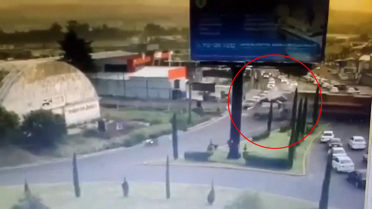 Tragiczny wypadek, pędzący pociąg uderzył w autokar. Nagranie