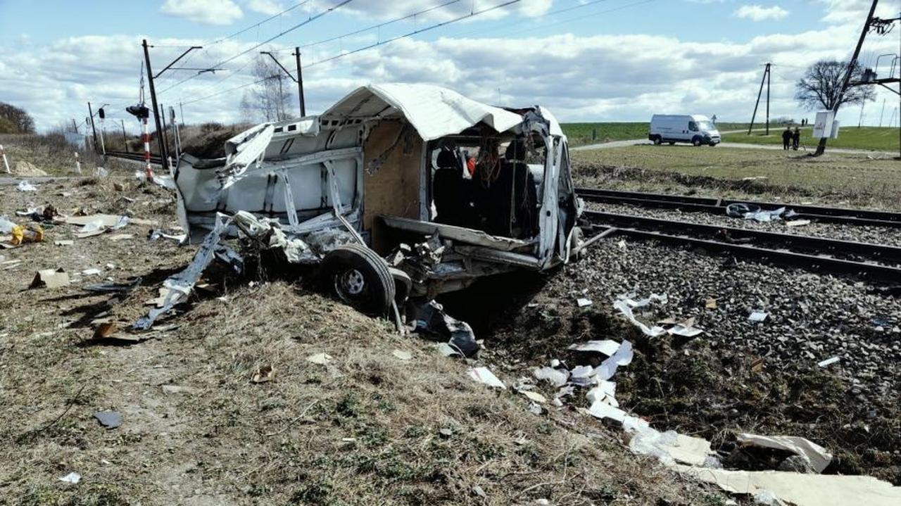 Tragedia na torach. Bus wjechał pod pociąg